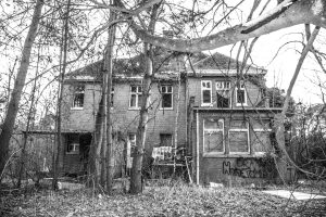 photo of an abandoned house in black and white